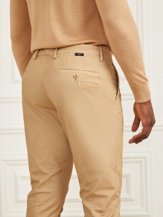 Guess Eco Hugh Easy Chino панталон препечено кафяво